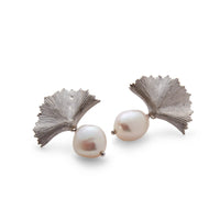 Flor Pearl Drop Earrings - Image #11