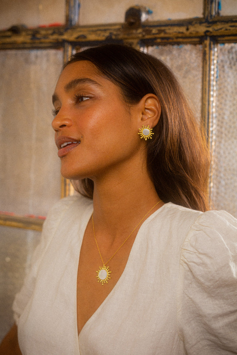 Raio Mother of Pearl Pendant with Necklace