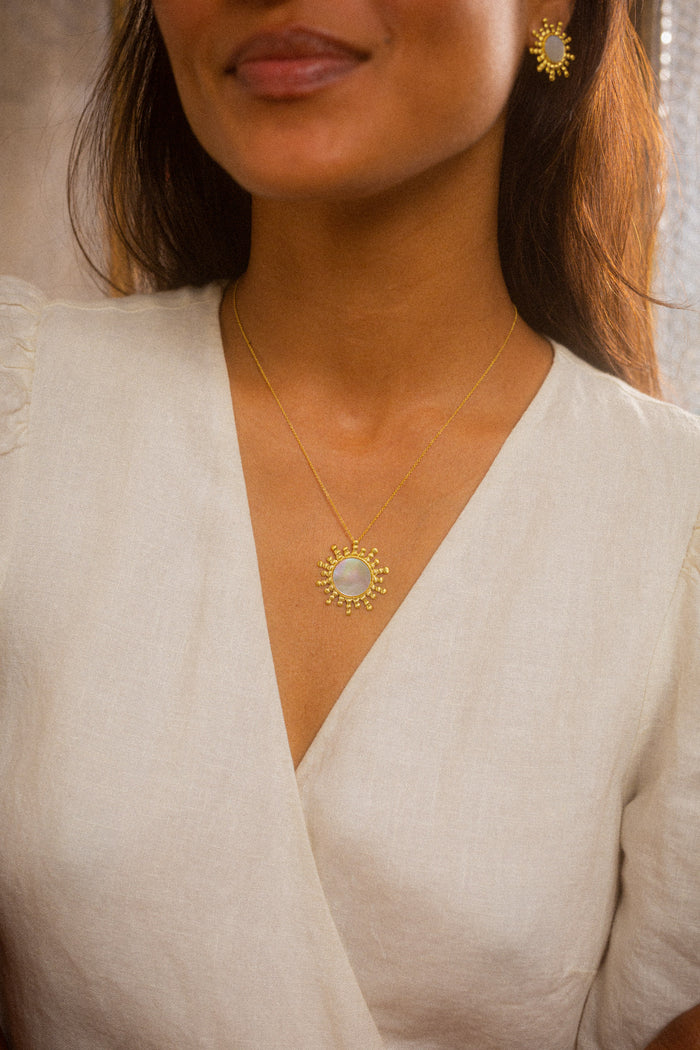 Raio Mother of Pearl Pendant with Necklace