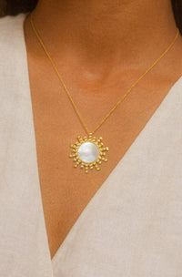 Raio Mother of Pearl Pendant with Necklace